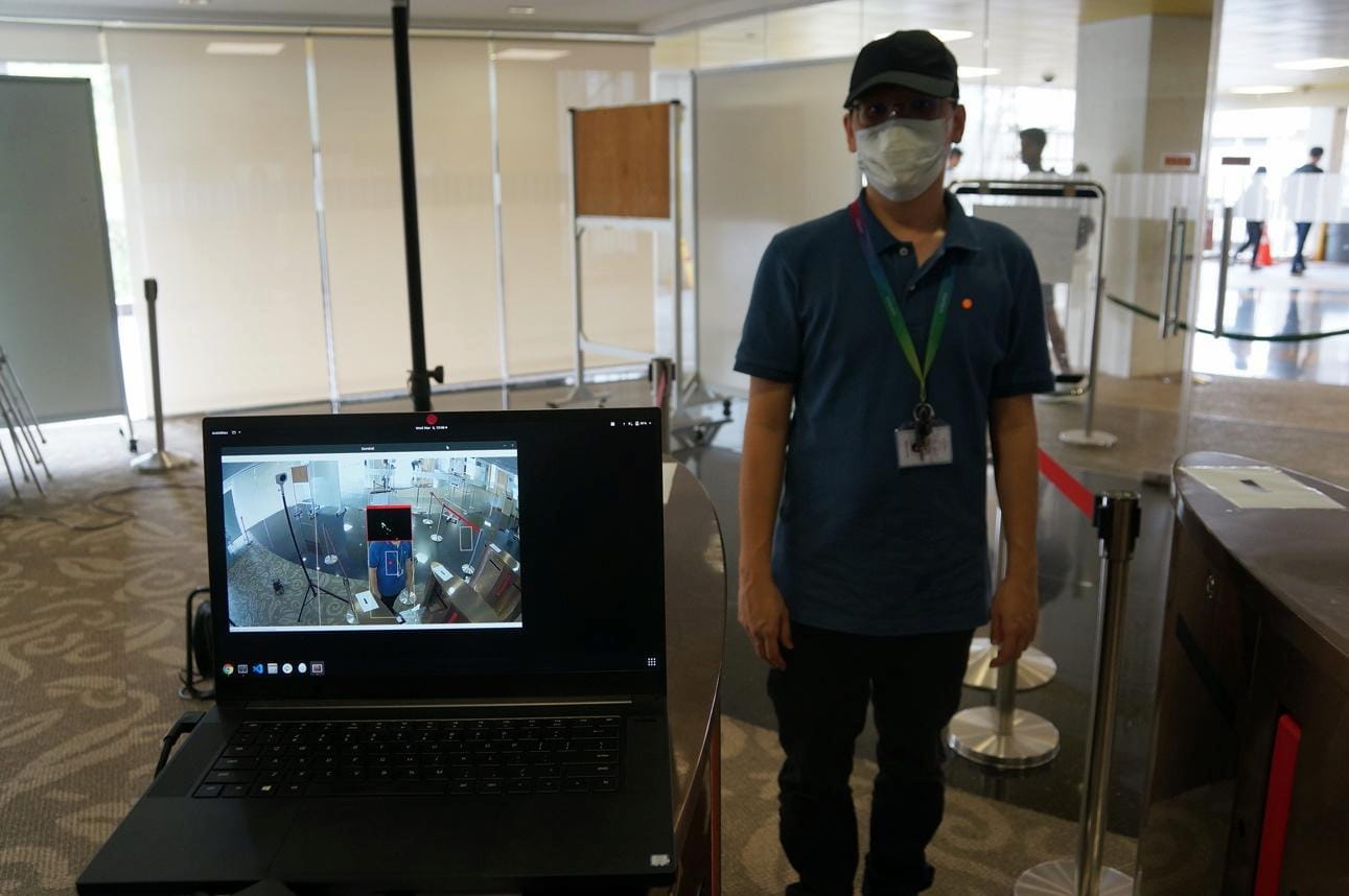 With its video analytics capabilities, VigilantGantry can detect headgear, such as caps or helmets, that could obstruct temperature screening.